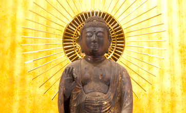 上宮寺より移した阿弥陀如来の立像は、新宿区の文化財に